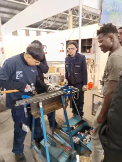 Joves en un primer contacte amb les eines