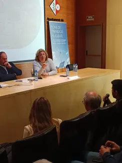 Masot responent a un jove agricultor