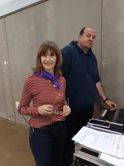 Maite Corretgé, responsable del SIAD, donant suport en l'organització de l'acte