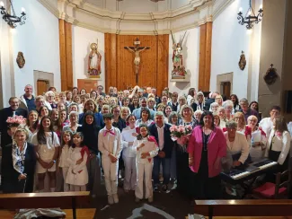 Autoritats i les tres corals en acabar el concert d'Almatret