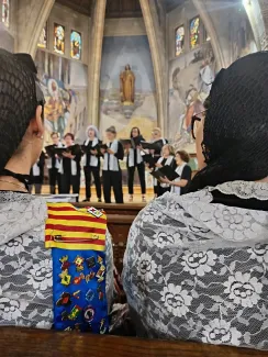 Les Dames d'Honor del Segrià escoltant la Coral Montserratina