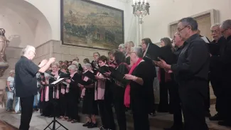 Les tres corals interpretaren "L'Estaca"