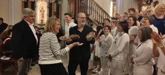 El Cor Gòspel Aitona rebent la felicitació de Rosa Pujol