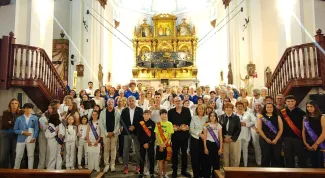 Les corals i les autoritats en acabar el concert a l'església d'Aitona