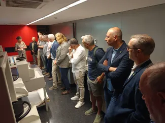 Carmina Garcia explica el procés de conservació dels documents