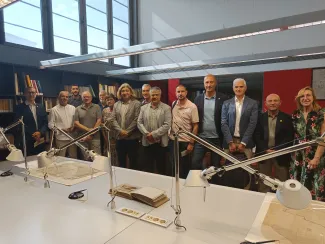 Alcaldes i consellers amb la directora Glòria Vilella (dreta) i la tècnica de l'Arxiu Carmina Garcia