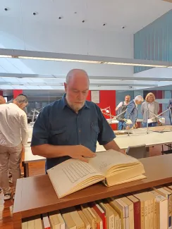 El regidor d'Almatret, a la sala de consulta