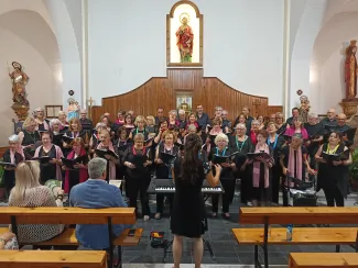 Les tres corals cantant "L'estaca"