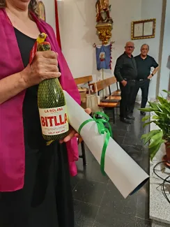 Els obsequis, una sidra feta amb poma de Puigverd de Lleida i un auca de la Coral La Palometa