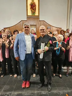 Enric Navàs rebent l'obsequi de mans d'Àlvaro Boqué