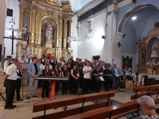 Les corals amb l'alcalde, Àlvaro Boqué, regidors i pubillatge