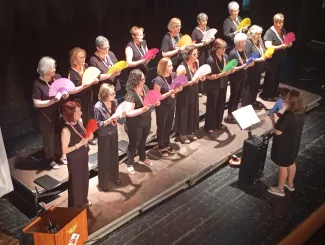Original posada en escena amb ventalls de la Coral Estels ACDA 
