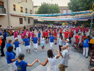 Sardanes a la fresca quan encara era de dia