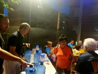 Manel Solé atenent sardanistes