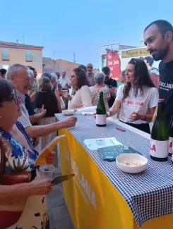 Els elaboradors de La Solana atenent el públic