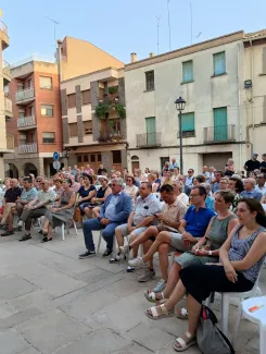 El públic del concert davant de l'església de Seròs
