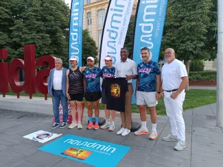 Mikel San Juan amb Àlvaro Boqué, amics, Jackson Quiñonez i el patrocinador de Novadmin