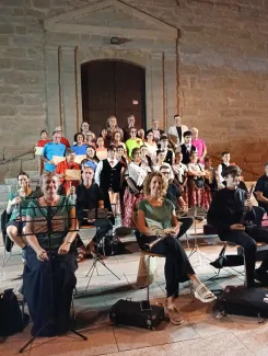 Autoritats, membres de la cobla i caps de les colles sardanistes amb el pubillatge