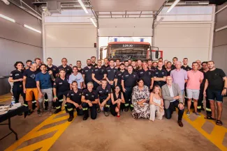 L'equip del Parc de Bombers voluntaris de Seròs i autoritats