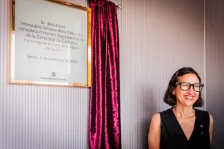 La consellera Parlon davant la placa commemorativa