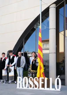 Moment de la hissada de la senyera