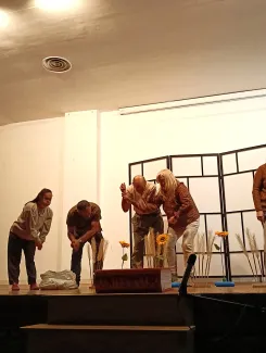Lo Niu en escena
