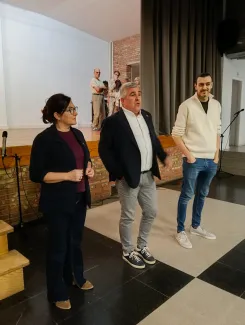 Àlvaro Boqué i Lídia Rodríguez Martos amb un responsable de lo Niu 
