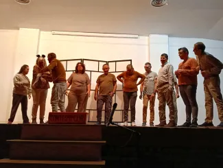 Lo Niu saludant en acabar l'espectacle