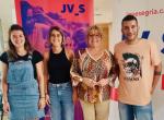 La cap de l’àrea de Joventut i Cultura del Consell, Teresa Malla, amb el tècnic de Joventut, David Lesan, i les dos noves tècniques